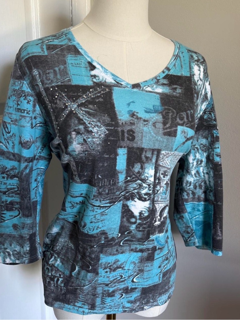 Women’s Turquoise & Black Printed V-Neck Top With Rhinestones Size L